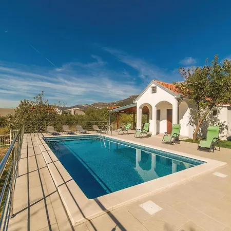 3 Bedroom Stunning In Kastel Luksic Apartment Kastela