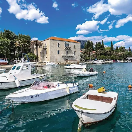 3 Bedroom Stunning In Kastel Luksic Apartment